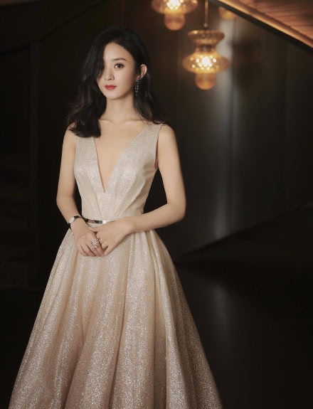 赵丽颖复工后穿深V长裙都快开到了肚脐眼，美得太性感