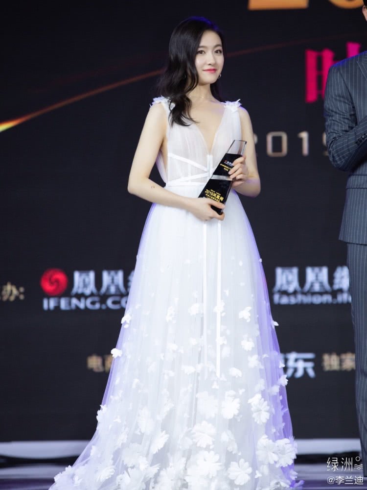 李兰迪穿白色花朵裙精致面容好一个仙女形象，尽显女神魅力