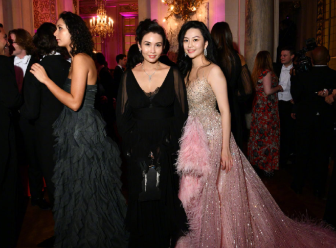 李连杰的女儿,邱淑贞的女儿,参加“名媛舞会”骨子里透着的都是自信