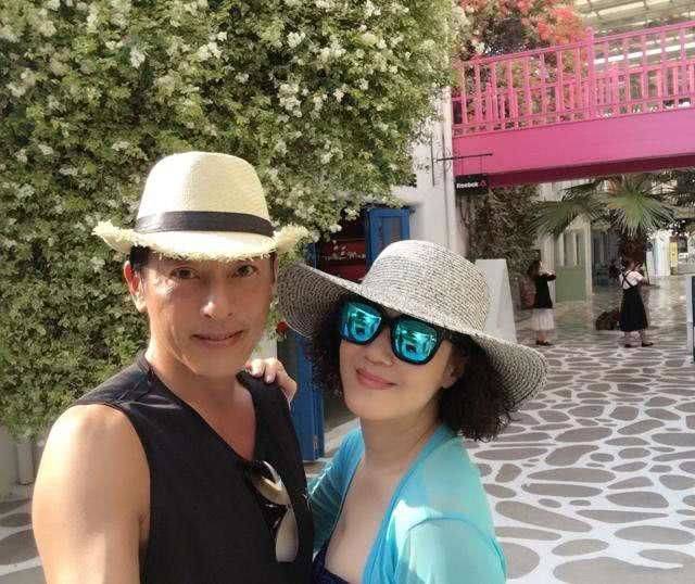 明星夫妻为不变老,坚持25年不吃肉不生子,57岁老婆像30岁