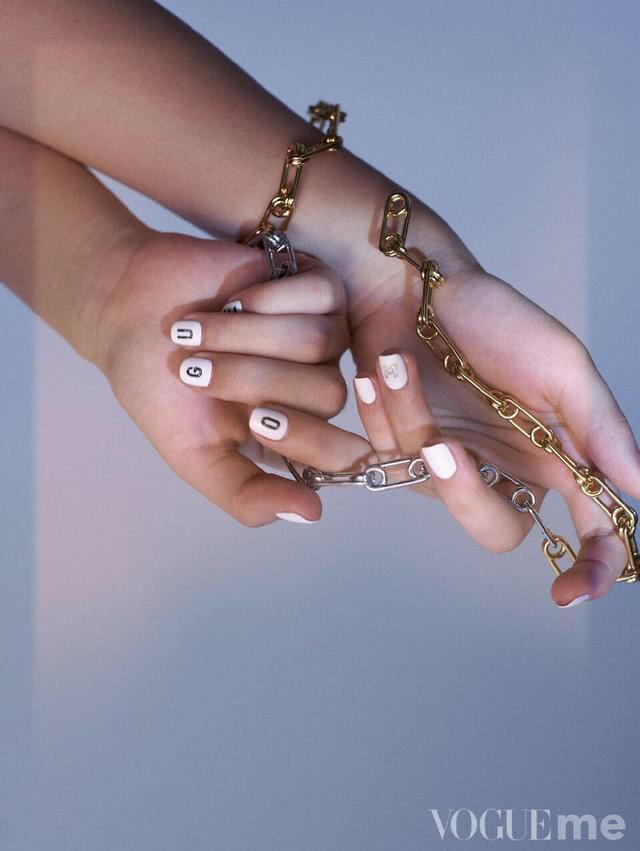 一向甜美打扮的赵露思,拍了个暗黑搞怪的大片,烟熏眼碎钻唇看点十足