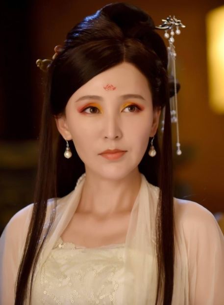 她住过地下室摆过摊,19岁裸婚生三孩,现丈夫用一部剧捧红她