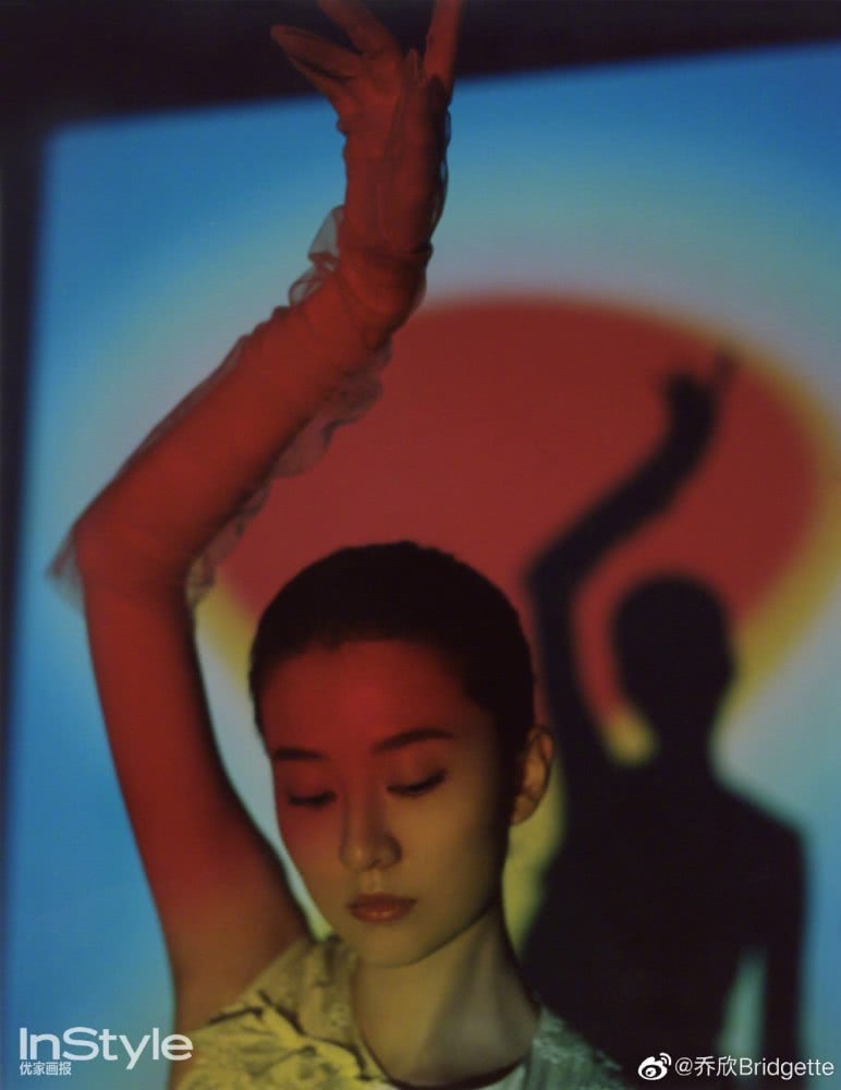 美女乔欣最新时尚写真,大胆玩转光与影,五彩斑斓太夺目