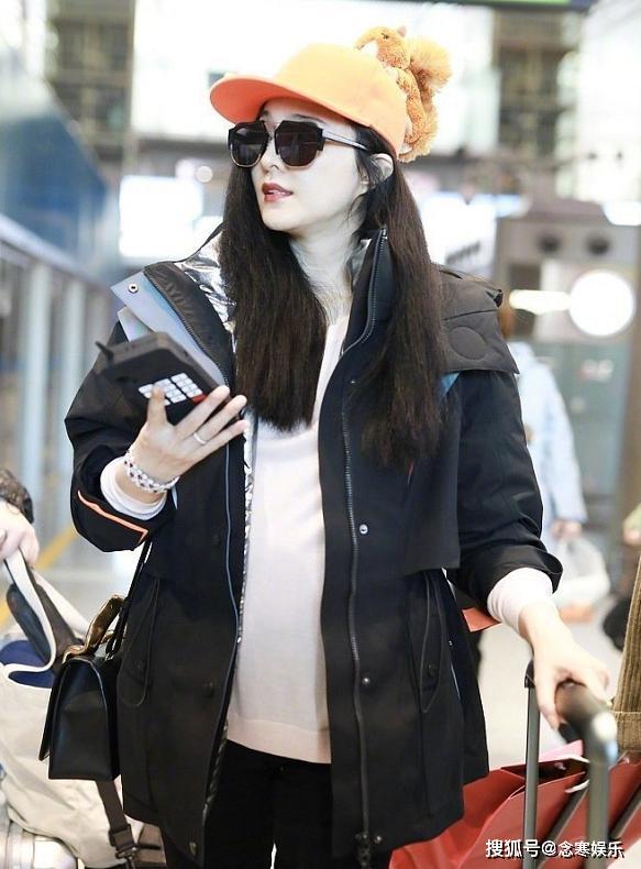 范冰冰出国前被传怀孕,上飞机后脱掉外套录VCR,尽显曼妙好身材