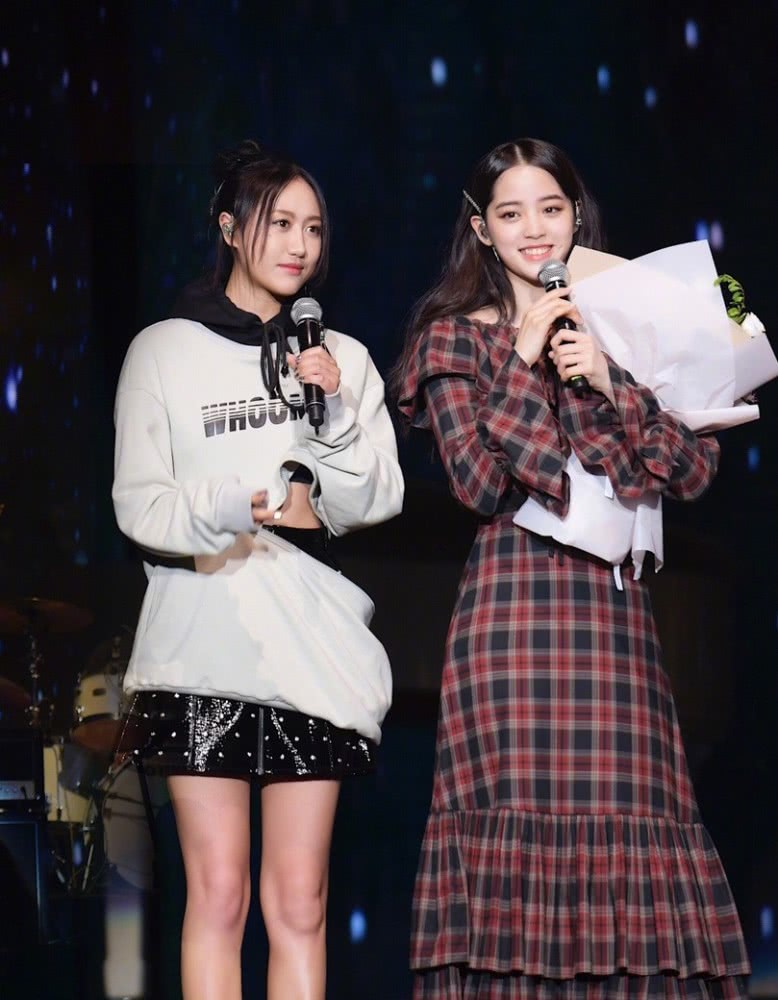 欧阳娜娜穿亮钻粉色轻纱裙，配卷发甜美又帅气