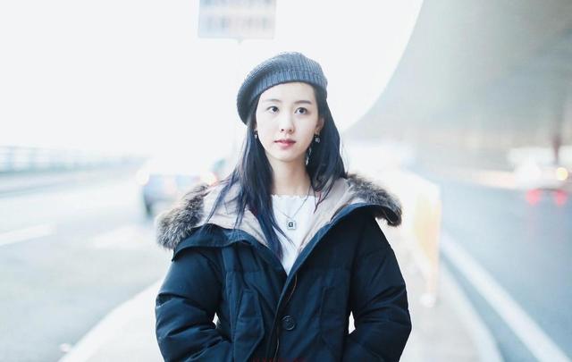 美女校花陈都灵机场街拍:穿长款开衫配牛仔裤,贝雷帽时尚洋气