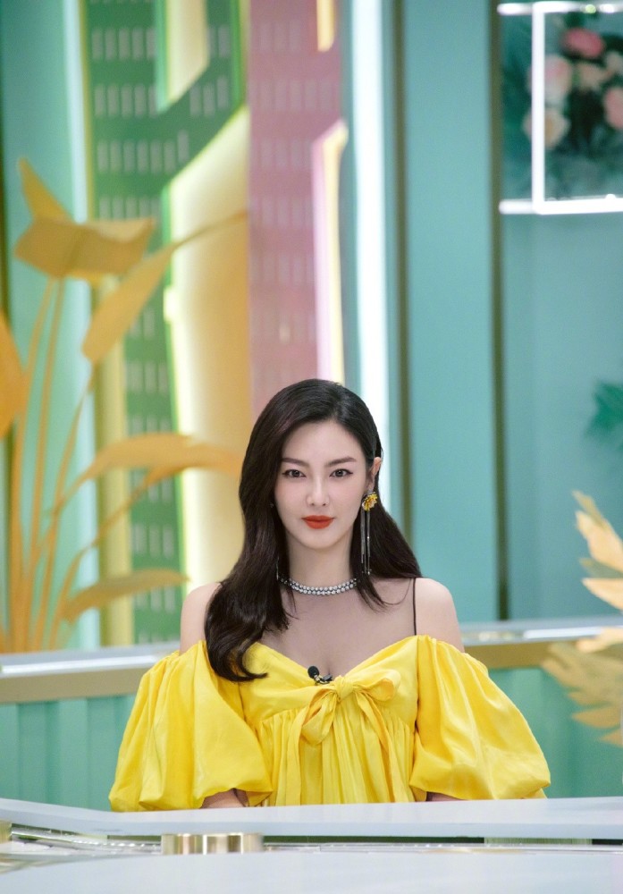 33岁张雨绮穿黄色长裙,冲击感十足