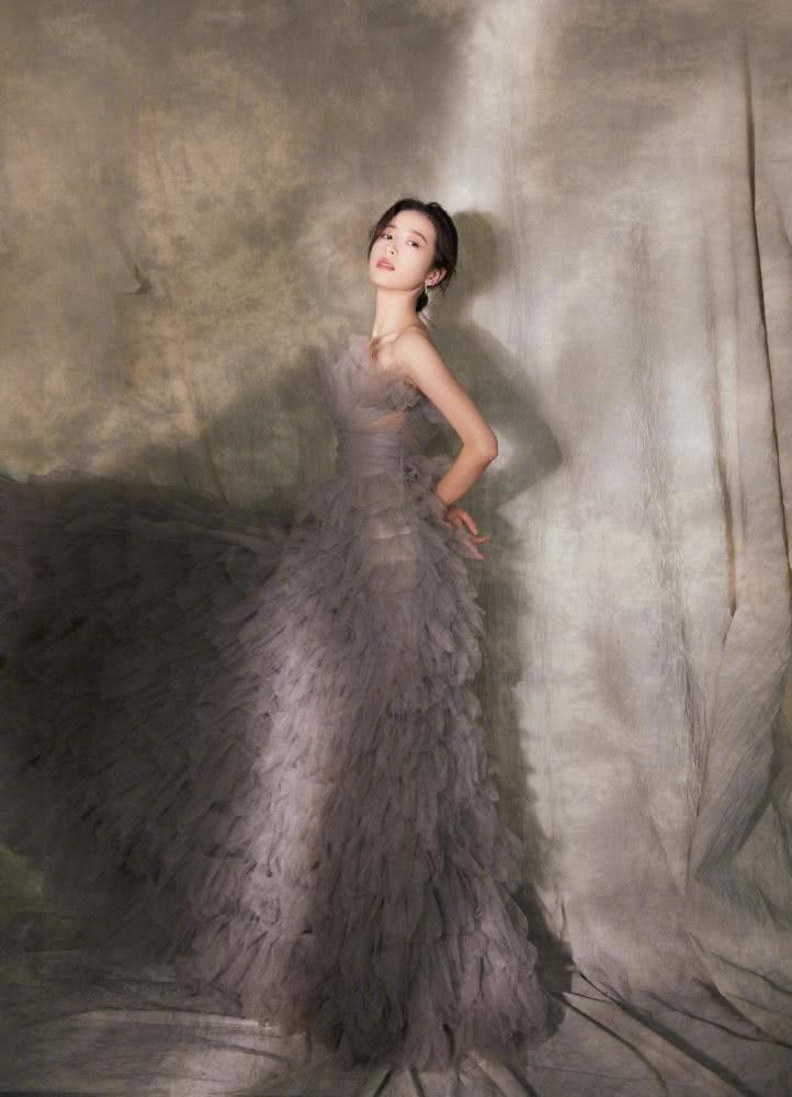 美女周雨彤一袭灰色长纱裙现身，完美勾勒肩颈线条，带着少女的灵动感