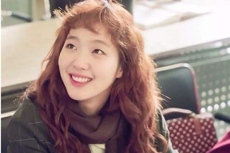 1576812783446405.jpg 女生可爱羊毛卷发型图片 潮流长发烫卷的女星流行款式