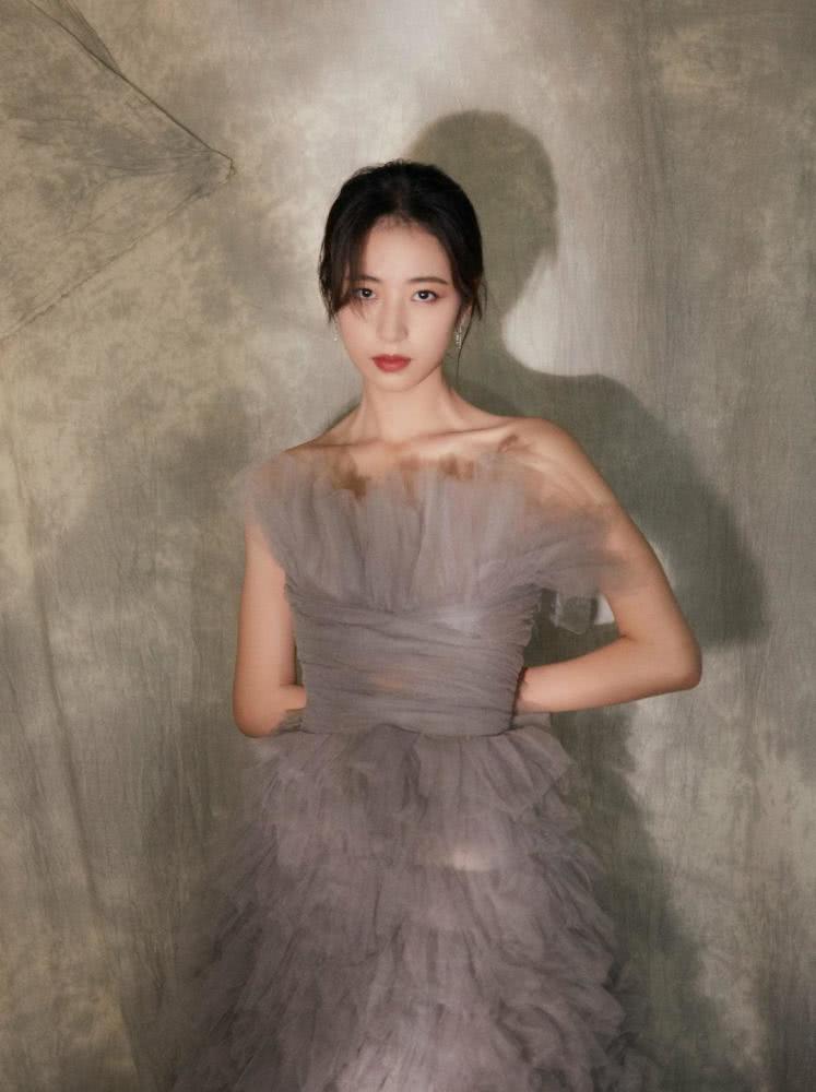 美女周雨彤一袭灰色长纱裙现身,完美勾勒肩颈线条,带着少女的灵动感