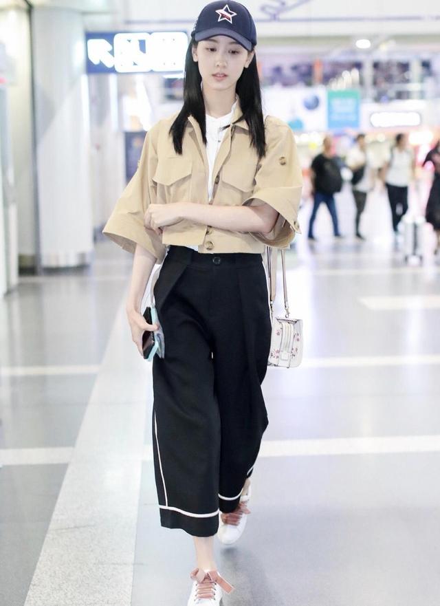 美女校花陈都灵机场街拍:穿长款开衫配牛仔裤,贝雷帽时尚洋气