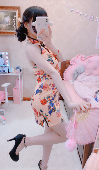 蔡萝莉放弃萝莉服，终于对旗袍下手了，暴露其身材引网友关注！