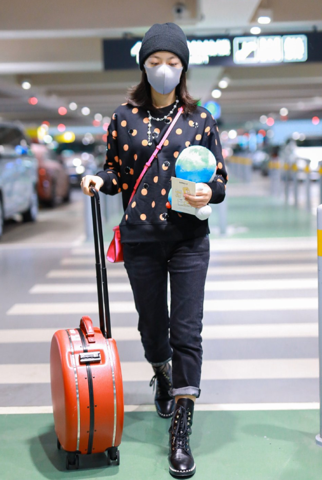 美女赵今麦把裤子折两折,却暴露了真实身材