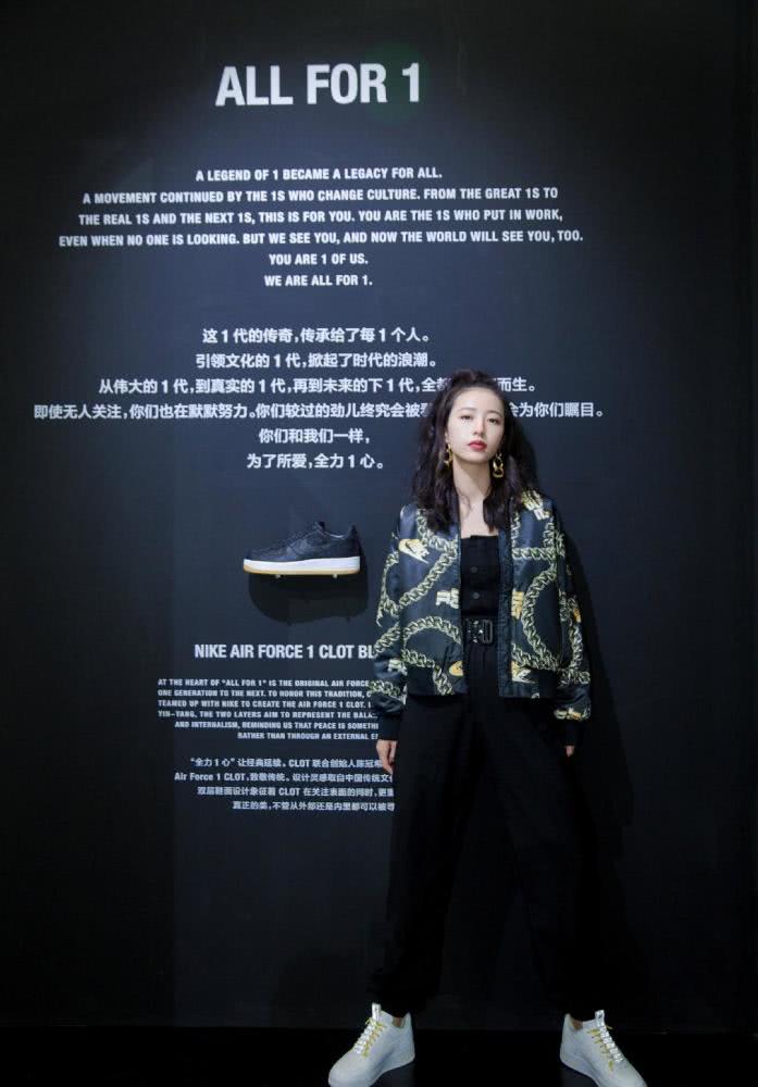 美女周雨彤一袭灰色长纱裙现身，完美勾勒肩颈线条，带着少女的灵动感