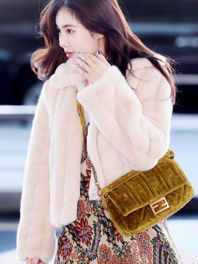 韩国美女明星金泫雅淡妆也很美,羊羔毛外套搭配碎花裙少女感十足!