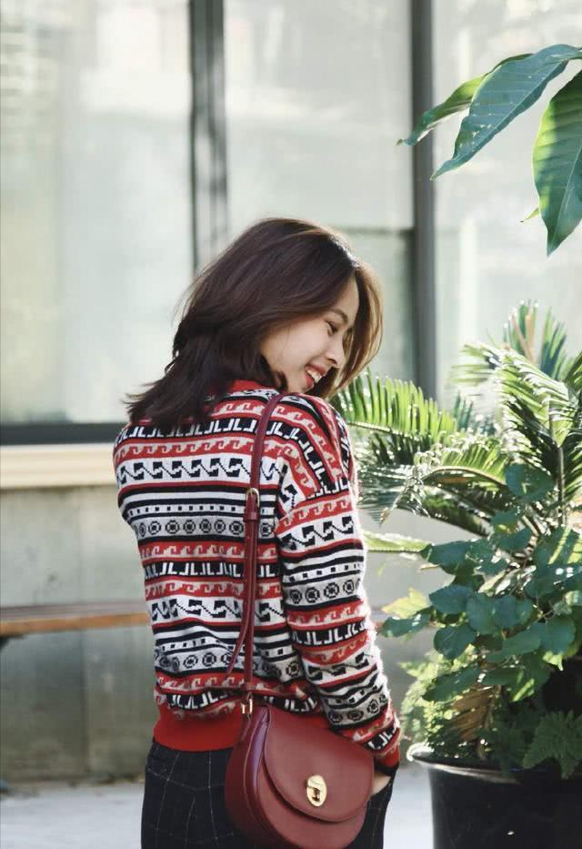 什么年龄的女生都可以，把2020年的“新年色”穿上身，显瘦又高级