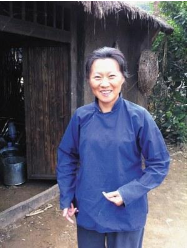 44岁赵海燕全家照,丈夫一水哥胖到认不出,儿子颜值高还是校草