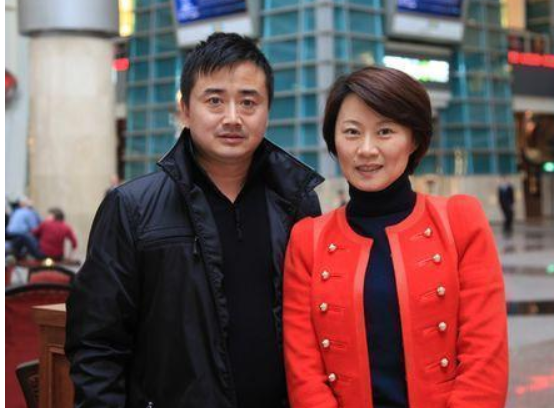 44岁赵海燕全家照,丈夫一水哥胖到认不出,儿子颜值高还是校草