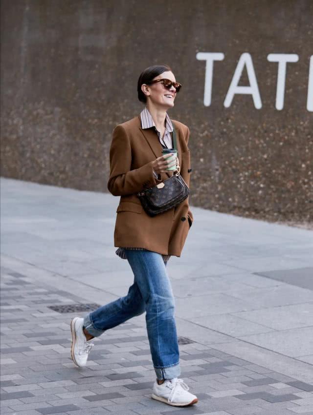 欧美街拍:腿粗的女人试试这3种“吃肉裤”,显瘦还时髦