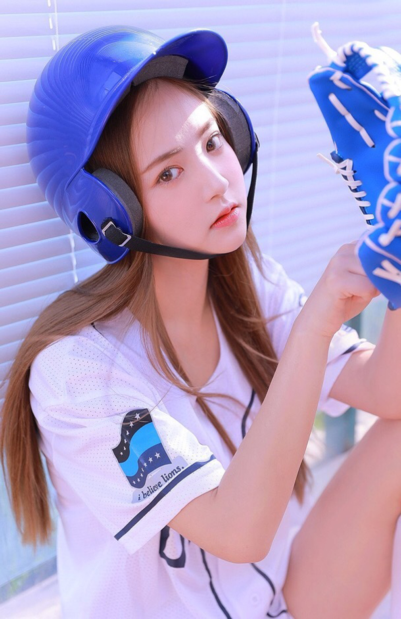 棒球服美女性感白嫩活力写真图片