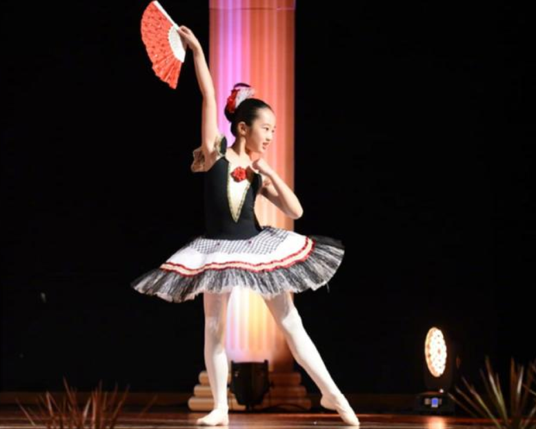 吴尊女儿被称失控式长大,9岁就有超模身材,空中芭蕾A翻全场