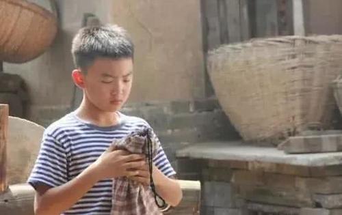 他从7岁开始出道,出道12年却不温不火,如今19岁帅到犯规!