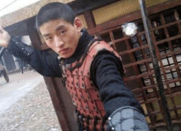 24岁小伙跑龙套六年,被称横店龙套王,6年拍500部戏没红