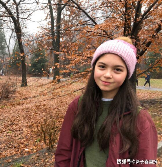 原央视主持人姜丰12岁混血女儿近照曝光，清纯文静十分可爱
