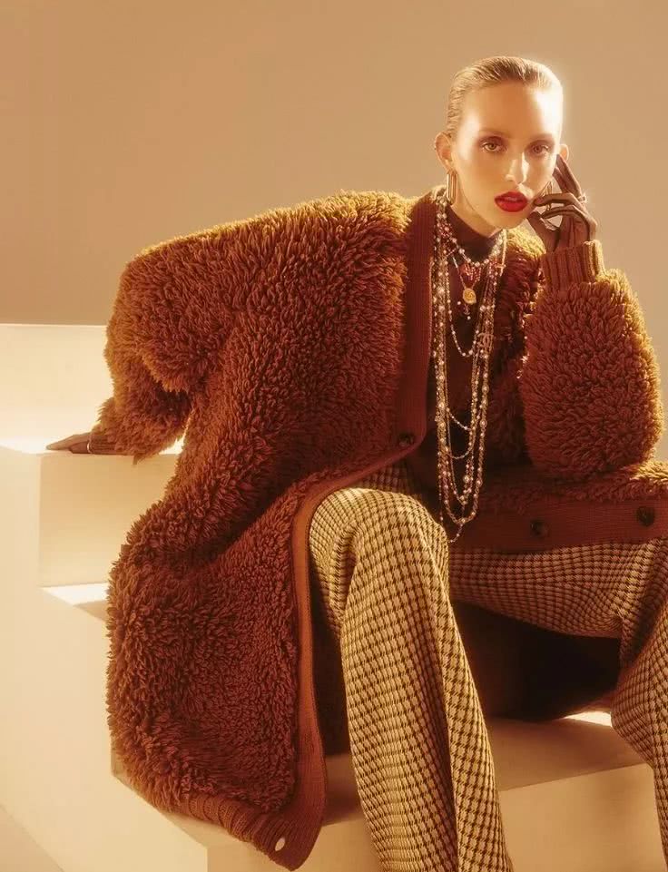 今年秋冬别穿大衣了，羊羔毛外套才是时尚首选！