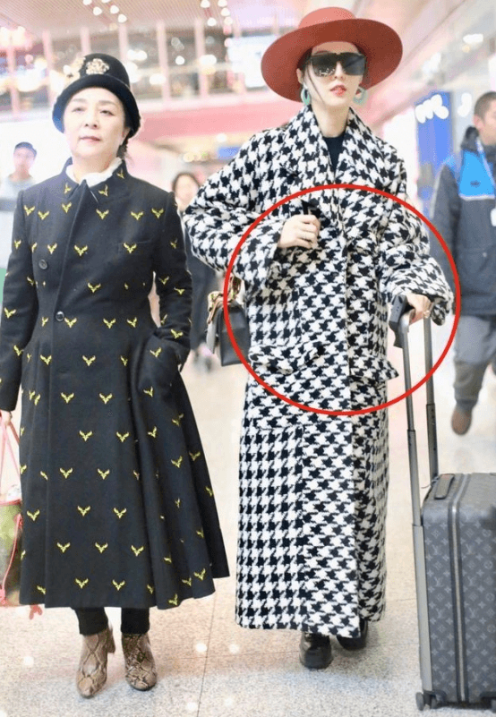 范冰冰身穿香奈儿大衣现身机场，挺孕肚参加盛典？将要复出？