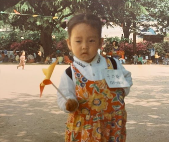 具荷拉去世15天，哥哥晒其童年照：我们荷拉小时候也很漂亮，想你