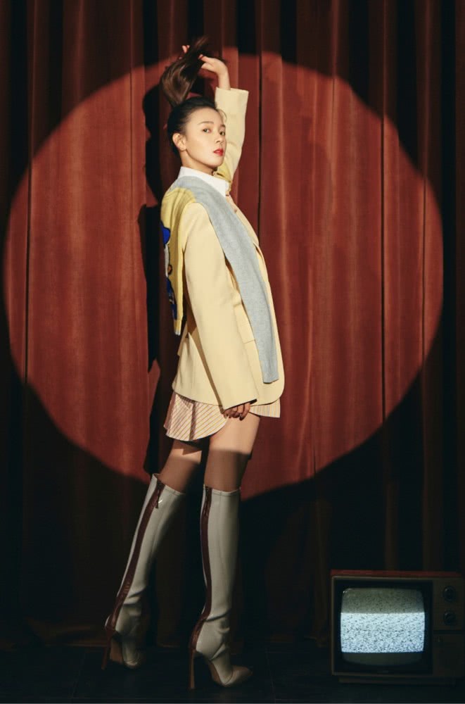 美女金晨穿衬衫短裤配西装,温暖又帅气