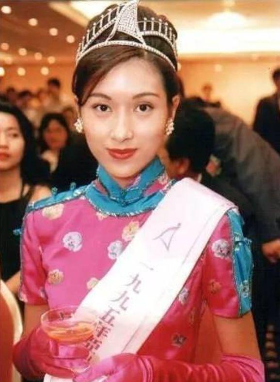 感路坎坷，与上海前首富交往毁掉星途，网友：戏子无情