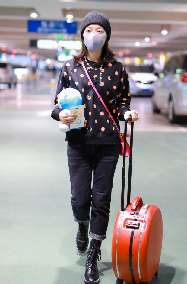 美女赵今麦把裤子折两折,却暴露了真实身材