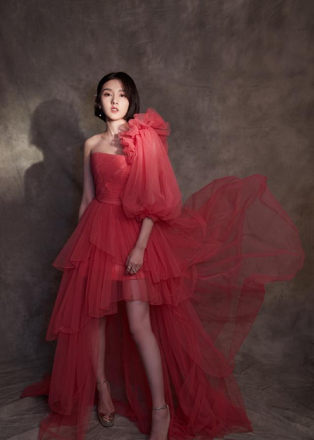 美女宋祖儿穿露肩轻纱裙，美似小仙女