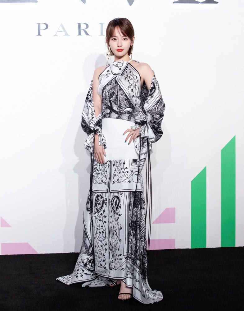 张嘉倪穿2万真丝裙,肌肤娇嫩太抢眼