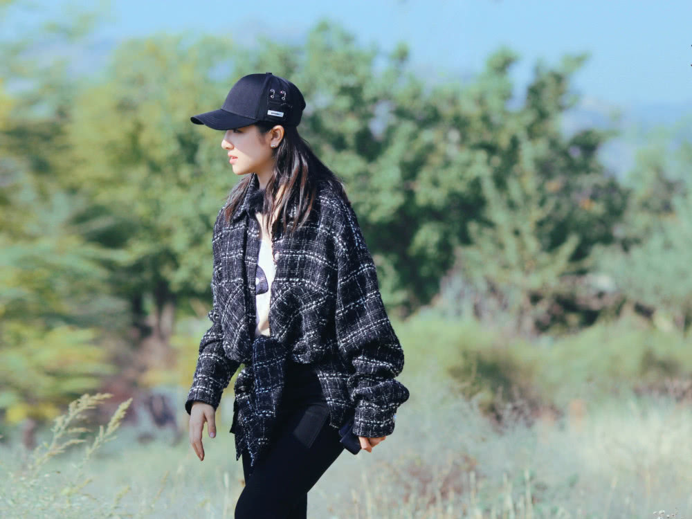 美女李兰迪穿白色花朵裙现身盛典,轻松凹出优雅气质!