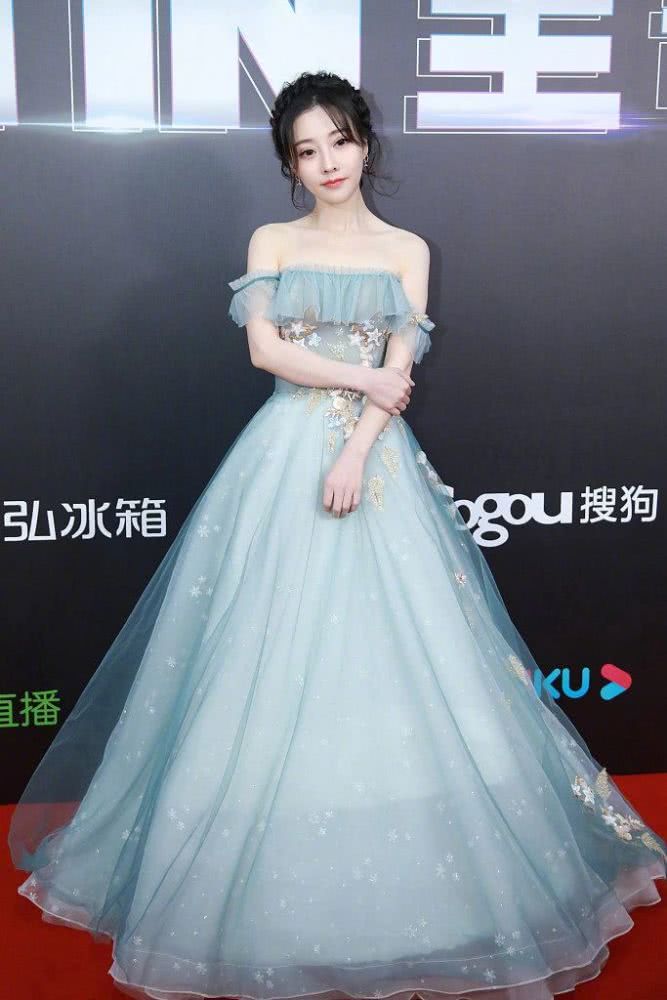 网红美女冯提莫穿蓝色薄纱仙女裙，骨架纤细像娃娃，太美了