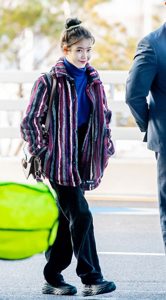 IU李知恩真会穿！毛绒外套搭阔腿裤，162CM也能穿出黄金比例