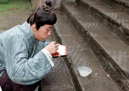 剧组盒饭也分三六九等,明星大鱼大肉,群演大米配白开水