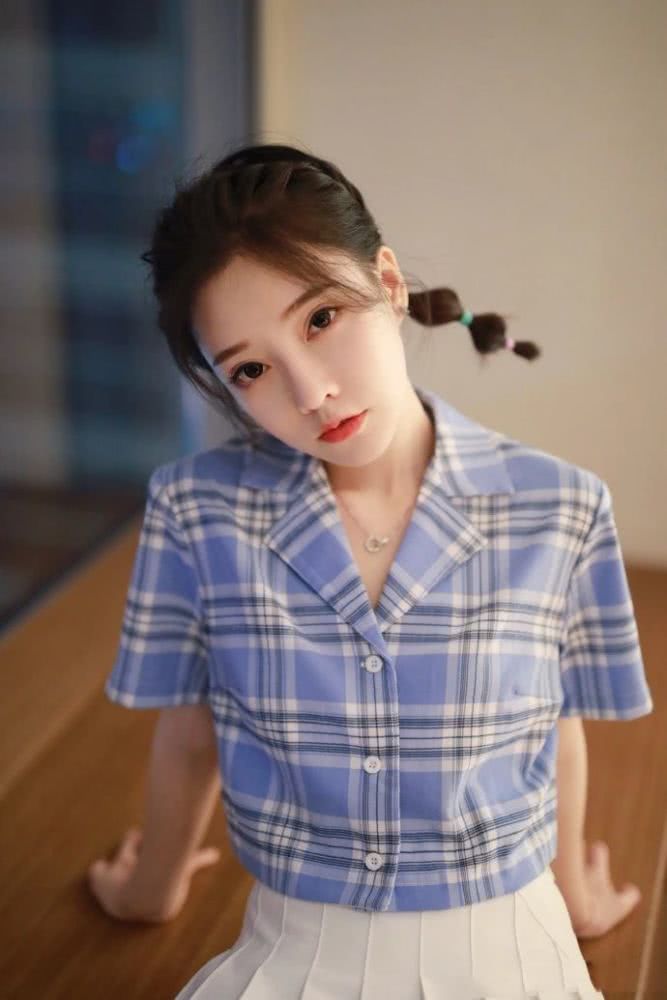 网红美女冯提莫穿蓝色薄纱仙女裙，骨架纤细像娃娃，太美了