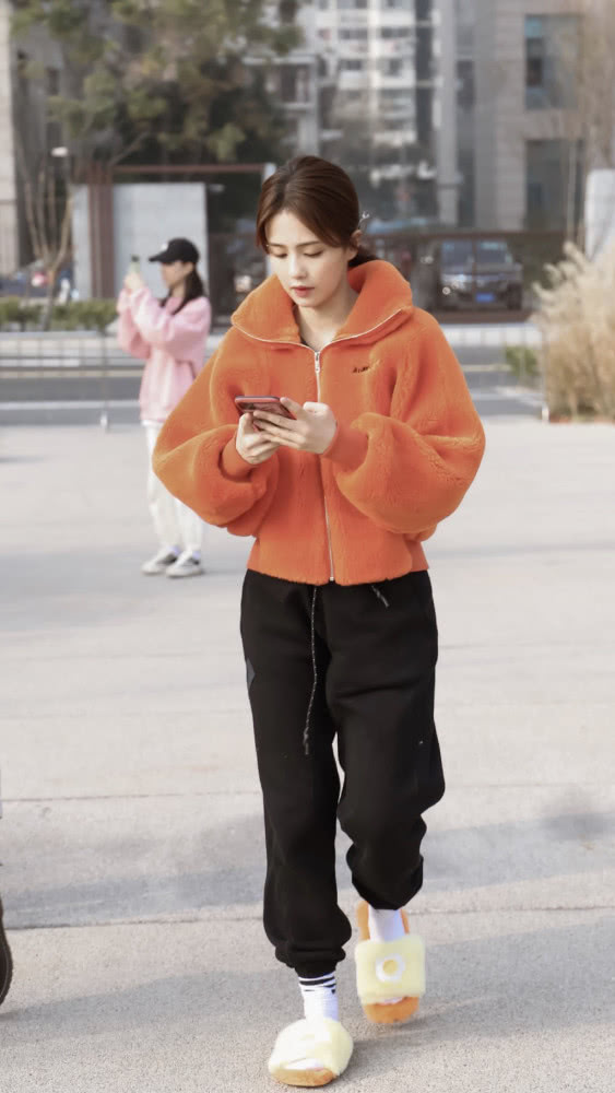 美女白鹿橘色毛绒外套配运动裤,毛拖鞋太可爱