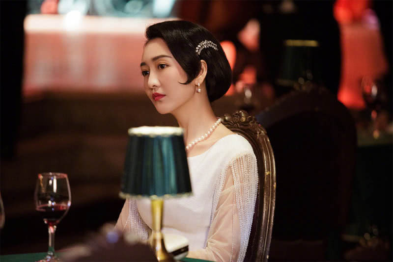 美女王鸥真是风情万种,一袭黑色LOOK大秀好身材,钻石眼妆更抢镜