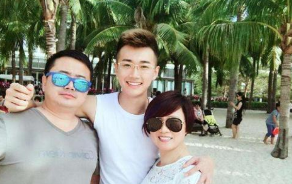 44岁赵海燕全家照,丈夫一水哥胖到认不出,儿子颜值高还是校草