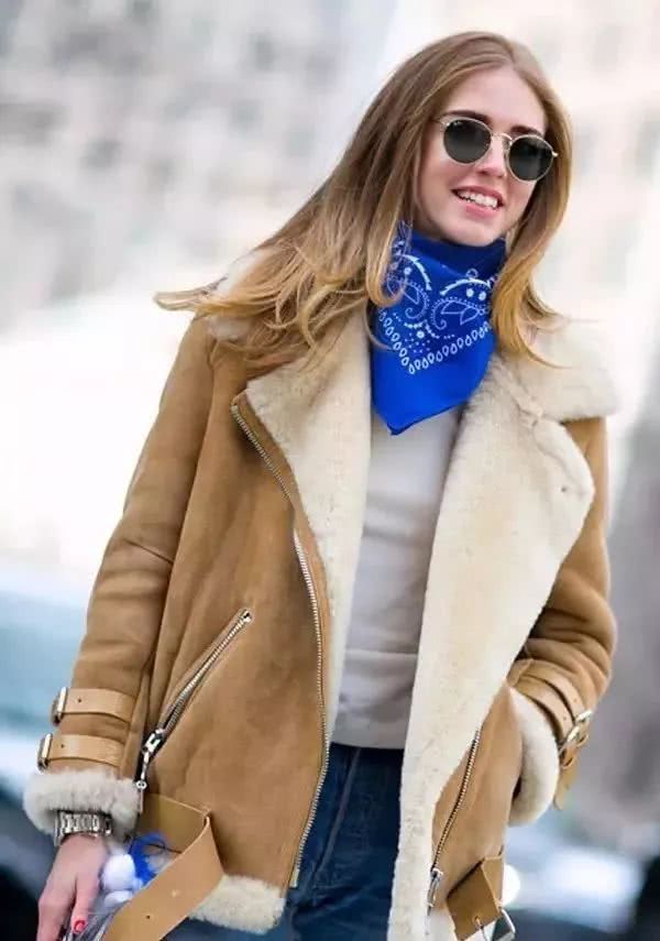 今年秋冬别穿大衣了，羊羔毛外套才是时尚首选！