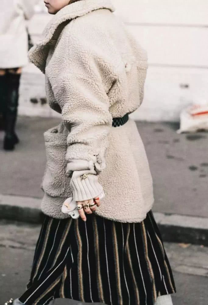 今年秋冬别穿大衣了，羊羔毛外套才是时尚首选！