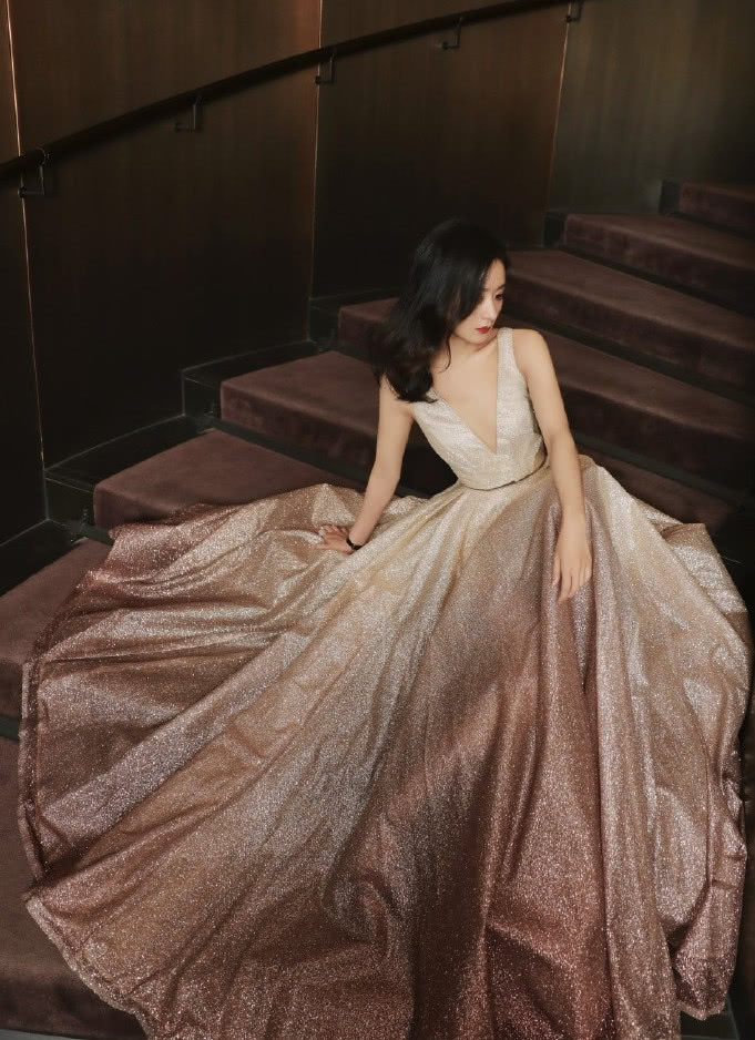 赵丽颖复工后穿深V长裙都快开到了肚脐眼，美得太性感