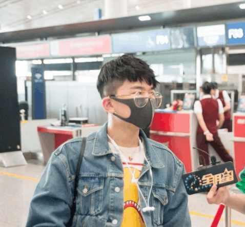 以为自己很红 全副武装 但根本没有粉丝来接机 真是大写的尴尬