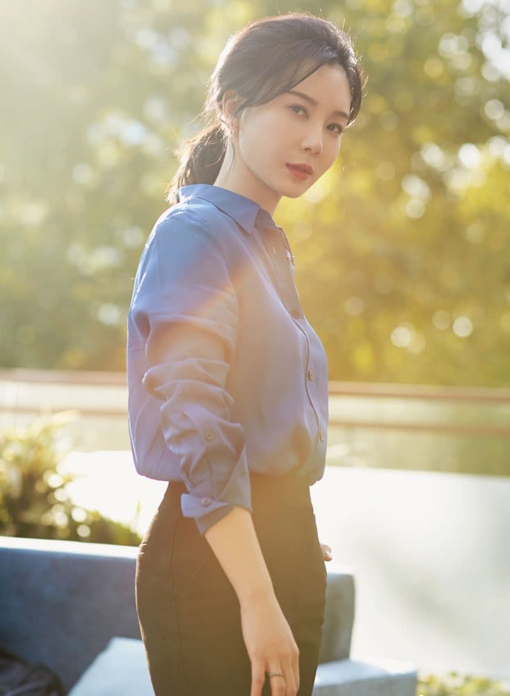 美女陈数好看又会穿,蓝色衫衣+黑色休闲裤,经典又有气质