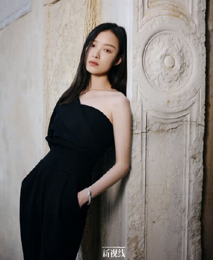 高级脸的倪妮水城威尼斯拍写真，一脸从容惬意